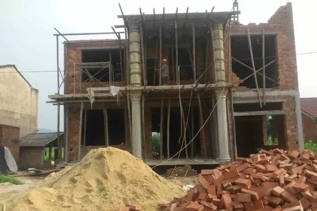 農村自建房巧用羅馬柱，讓房子高端大氣還不貴！